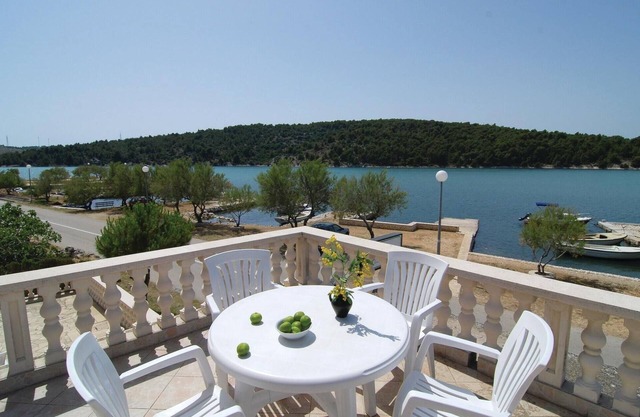 Cozy apartment in Jadrtovac with WiFi