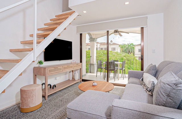 Cozy apartment just 5 minutes from the beach with pool views and workspace