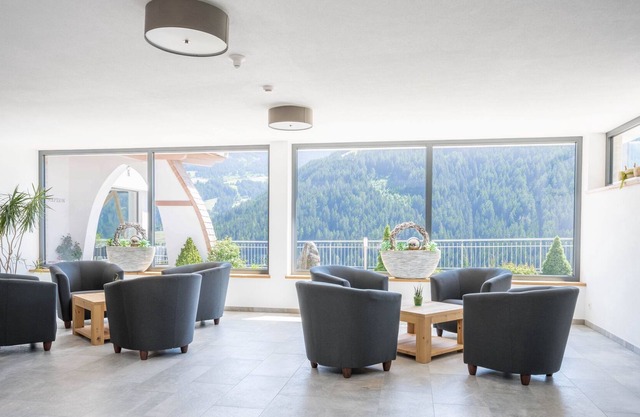 Cozy Apartment Sonnenblume with Mountain View, Wi-Fi, Sauna, Terrace & Balcony; Parking Available