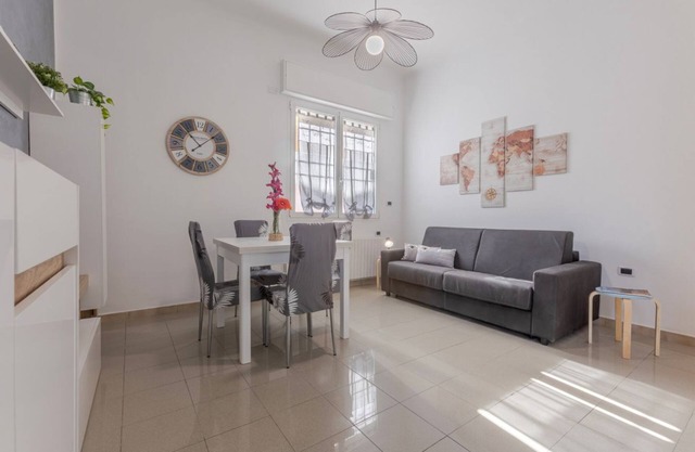 Cozy apartment that accommodates up to 4 people, bright and quiet, equipped with all the comforts for a pleasant stay. The accommodation is located a few minutes walk from the Maggiore hospital, Via Saffi and a short distance from the Velodromo Park. It