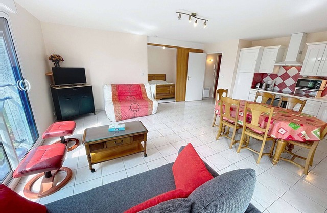 Cozy Apartment with Private Parking, 250m to Beach, Near Mont Saint-Michel