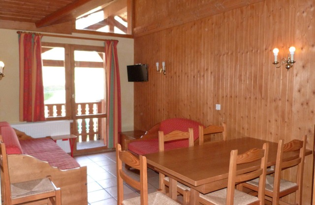 Cozy apt 6 ppl, near slopes, WiFi, parking, sheets included