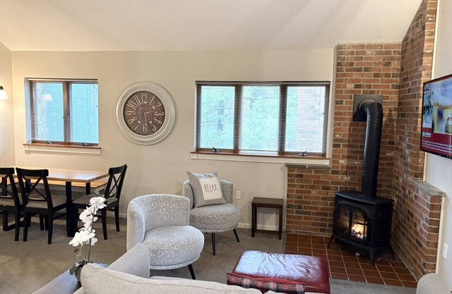 COZY ATTITASH GETAWAY: 10 min walk to Attitash w/Pool & Hot tub - Storyland