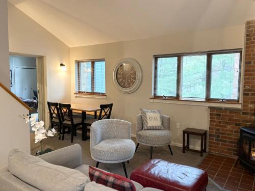 COZY ATTITASH GETAWAY - Walk to lifts, Pool, Hot tub, Game room, Storyland