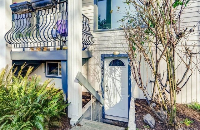 Cozy Basement Apartment In Historic Home Near Lake