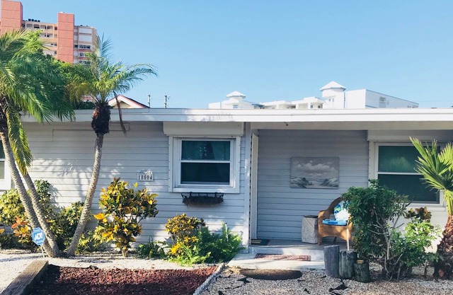 Cozy Beach Bungalow on the Beach, 2Bedroom, 2Bathroom, Sleep 7