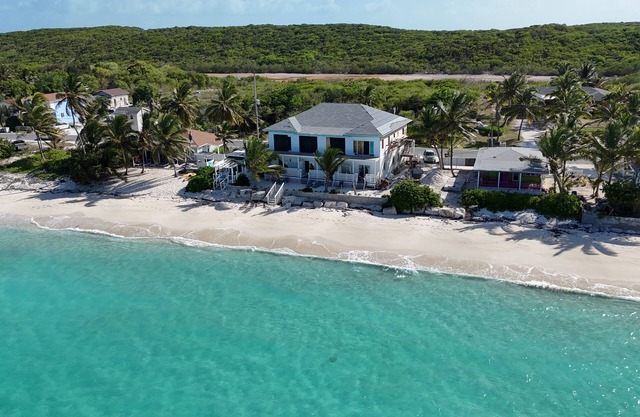 Cozy Beachfront Queen Suite