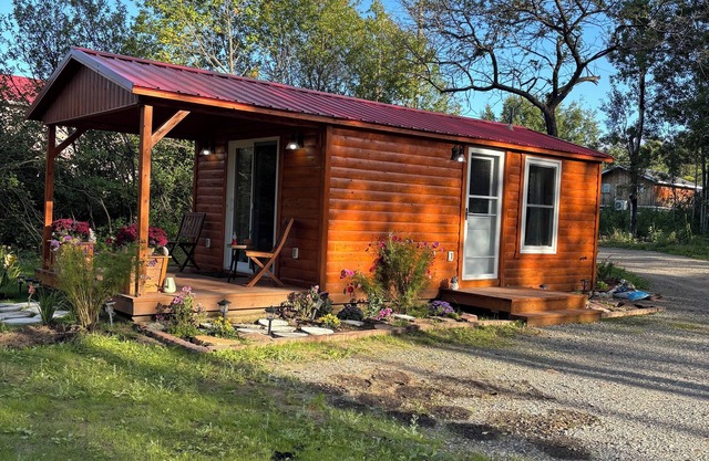 Cozy, beautiful, pet-friendly cabin along the river.