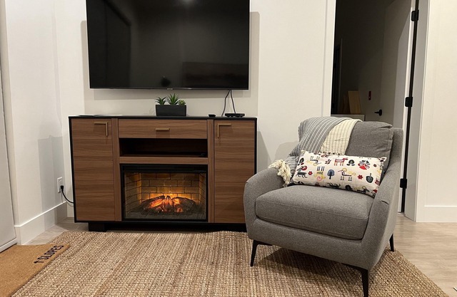 Cozy & bright mountain getaway. Enjoy a soak after a hard day's play!