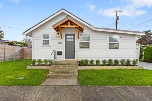 Cozy Bungalow Home 2br, 1ba - 9 min to Tacoma Dome