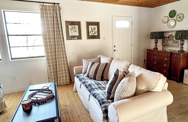 Cozy Cabin, Central AC, 5 Min. to Buffalo River, Pets & Families Welcome!