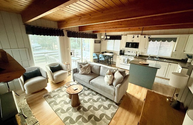 Cozy Cabin | Lake/Mountain Views | Firepit | close to Beach, Golf & Skiing