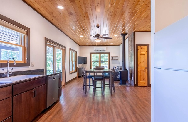 Cozy Cabin on Private Lake! Kayaks, Firepit, Fishing! Relaxing. Pet Friendly.