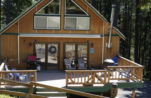 Cozy Cabin Pineloch Sun Beach Getaway! Lake Cle Elum 1mi away! New Hot Tub!