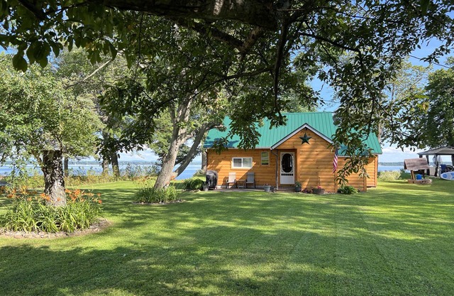Cozy cabin with panoramic lake views, quiet area, perfect for the family!