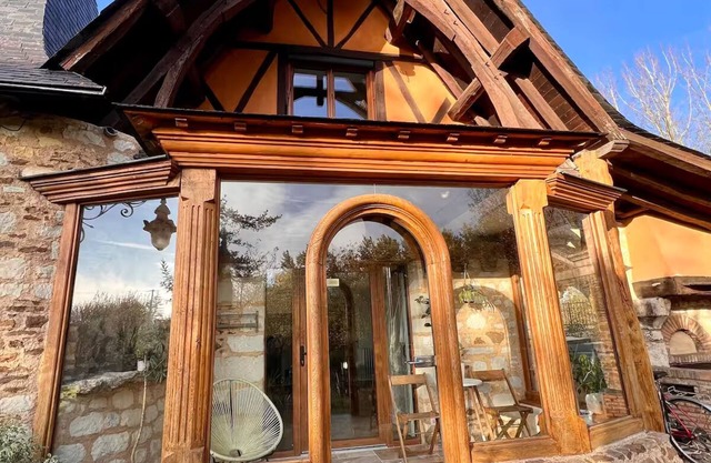 Cozy Castle Style Gîte Pond View