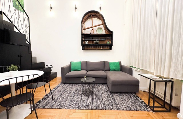 Cozy Central 2br ground floor apartment with A/C - The Green Piano