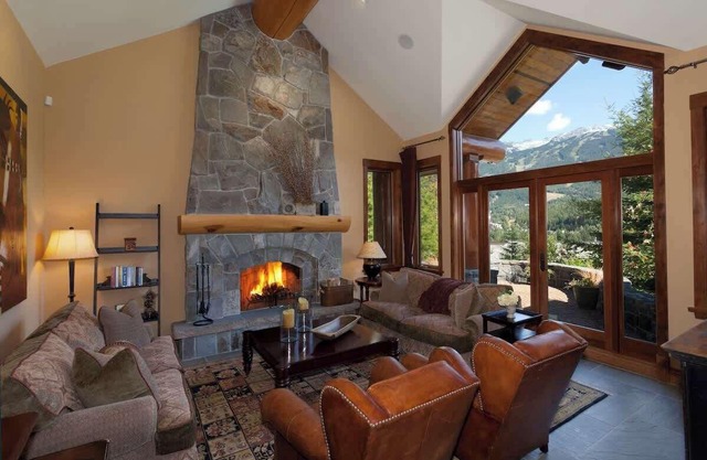 Cozy chalet w/mountain views & private hot tub
