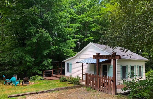 Cozy & charming cottage in the woods on a quiet road & close walk to the beach