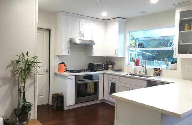 Cozy charming family home near park and Ventura Blvd!