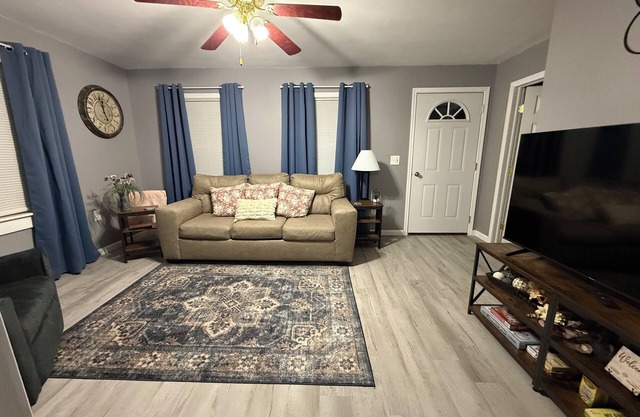 Cozy Charming house in Oswego NY, with WiFi and AC
