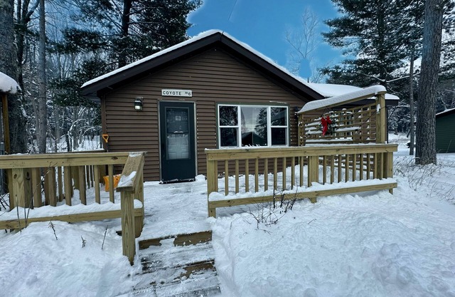 Cozy, clean cabin! Snowmobile, Ice fishing, ice climb, Eben Ice caves! Parking