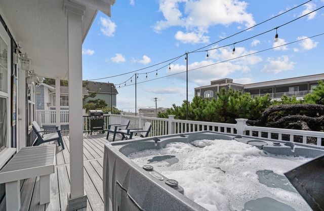 Cozy Coast Cottage: King, Hot Tub, Near Beach