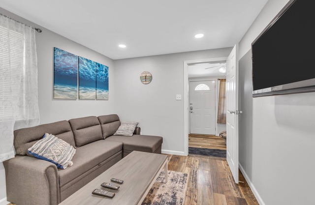 Cozy Coastal Cottage Steps From The Beach, Off Street Parking, Beach Badges