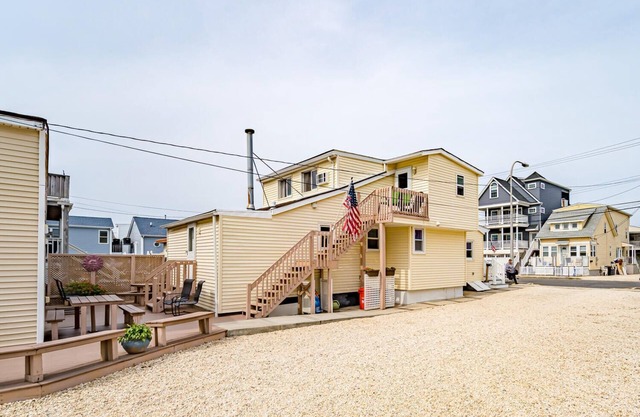 Cozy Coastal Hideout w/Free Parking, Beach Badges, BBQ and Outdoor Shower