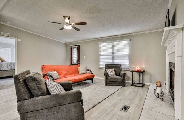 Cozy & comfortable Granbury Home- Minutes from Lake & Historic Downtown Square!