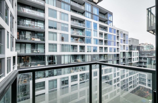 Cozy Condo w/Balcony + Workspace in Downtown