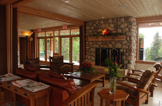 Cozy Condo with Hot Pools Access