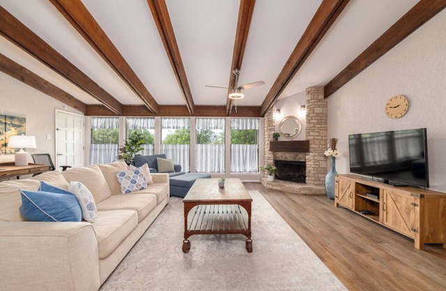 Cozy condo with tennis courts, pool, and close to the Rivers and Schlitterbahn.