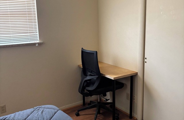 Cozy Corner 1401- West -Unit 2-bedroom apt in adorable La Junta with WiFi, AC