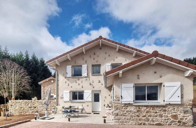 Cozy cottage for 4 with terrace and garden, Saint-Priest-la-Prugne