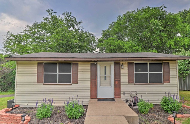 Cozy Cottage ~ 1 Mi to Stillhouse Hollow Lake