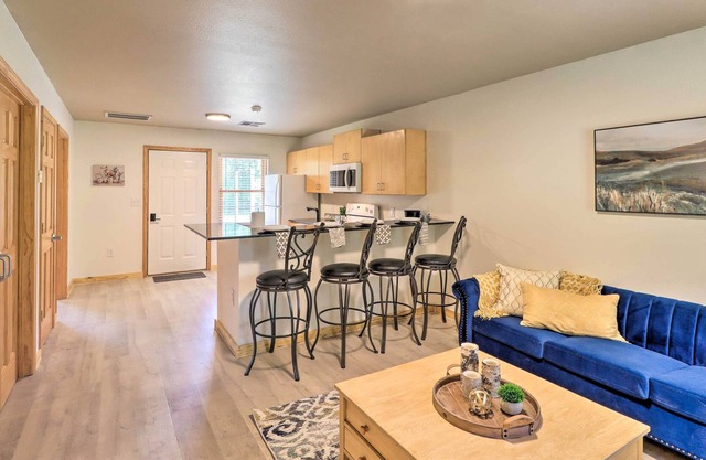 Cozy Cottage < 1 Mile from Kindred Barn!