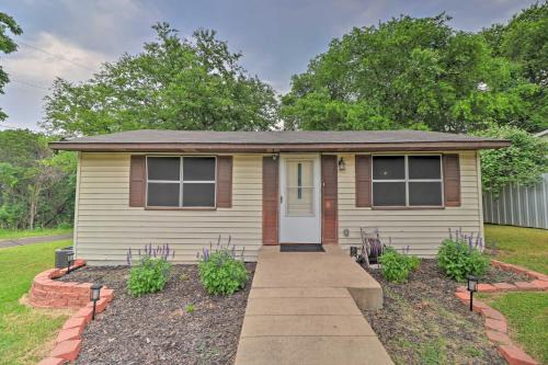 Cozy Cottage about 1 Mi to Stillhouse Hollow Lake