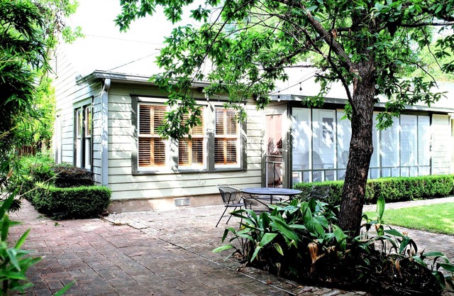 Cozy Cottage Near Downtown and University of Texas