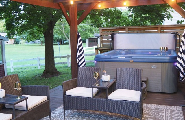 Cozy Cottage w/Hot Tub, 75` TV, Games, Kitchen