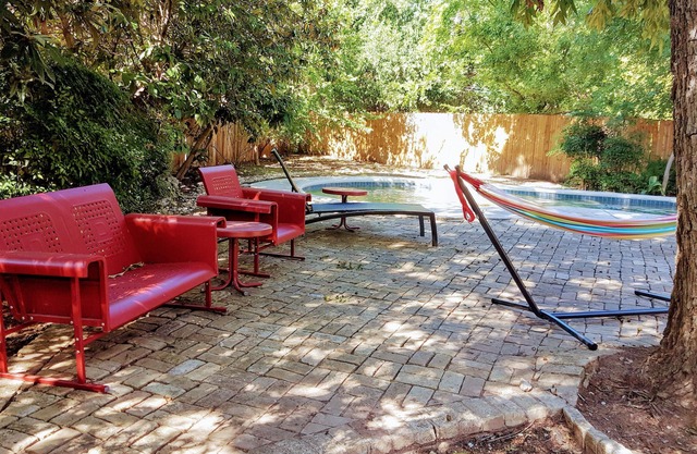 Cozy cottage w/pool in convenient Highland Park!