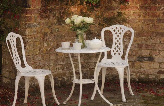 Cozy cottage, wood burner, private courtyard, parking, restaurant and pubs 500m.