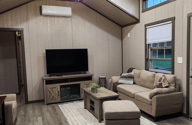 Cozy Country Cabin - Sleeps 6 - with Hot Tub