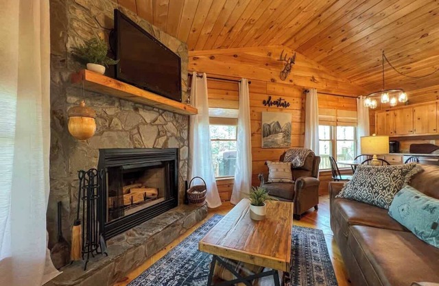 Cozy Couples Cabin, Hot Tub, Fire Pit, Grill