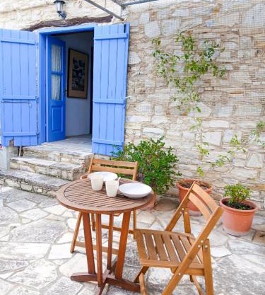 Cozy Courtyard Apartment