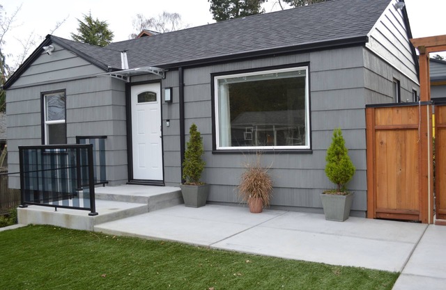 Cozy Crown Hill Cottage with Private Backyard Cabana near Carkeek Park