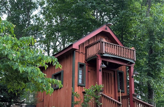 Cozy Custom-built Cottage in pleasant Point of Rocks with WiFi and AC
