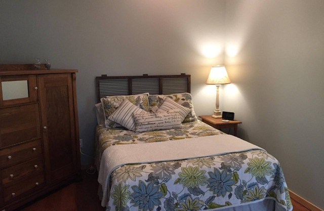 Cozy Detached Guest Cottage on Mill Pond