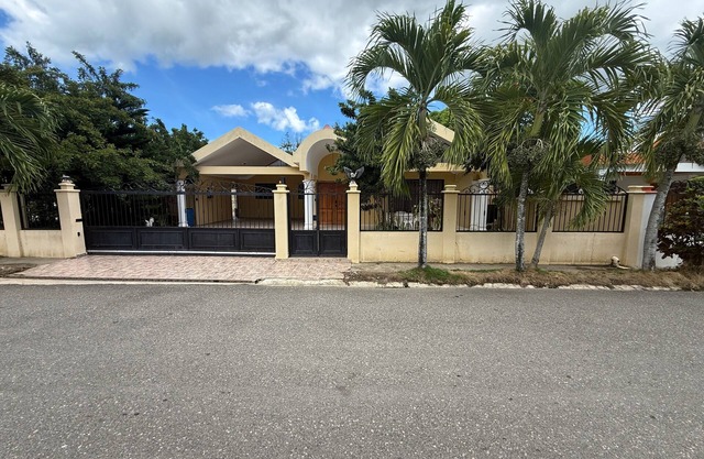 Cozy 3BR Gurabo home with projector, A/C, near trails, dining & The Monument.