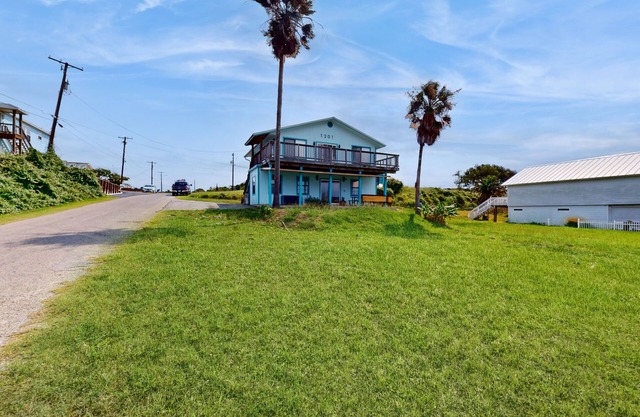 Cozy duplex with beach access, bikes, patio with bay views